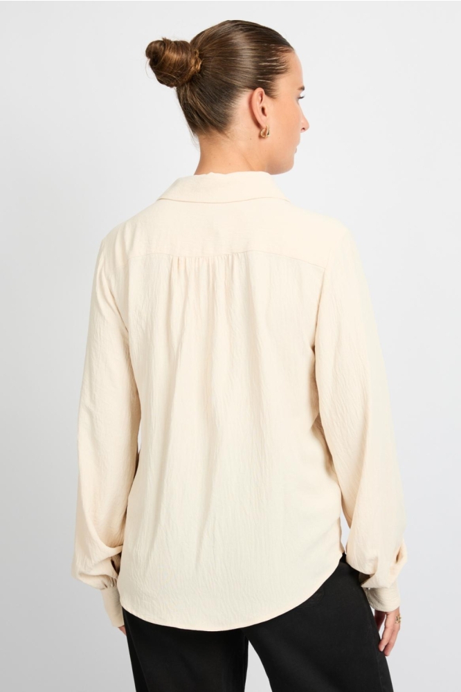 C&S The Label beige dames blouse | Model achteraanzicht
