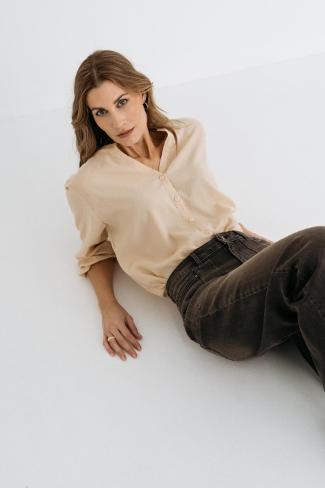Maicazz beige dames blouse | Model vooraanzicht
