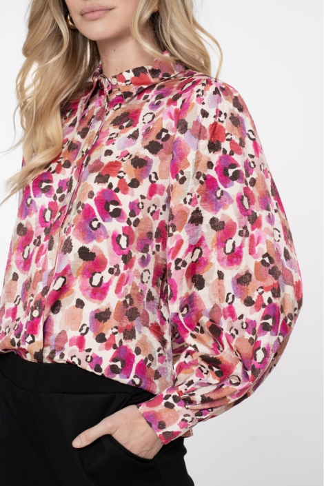 Geisha roze dames blouse | Model zijaanzicht