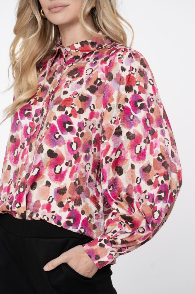 Geisha roze dames blouse | Model zijaanzicht
