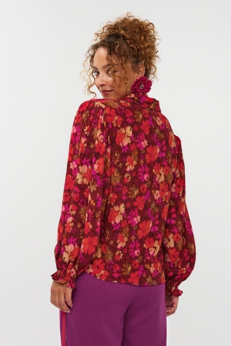 Ydence roze dames blouse | Model achteraanzicht