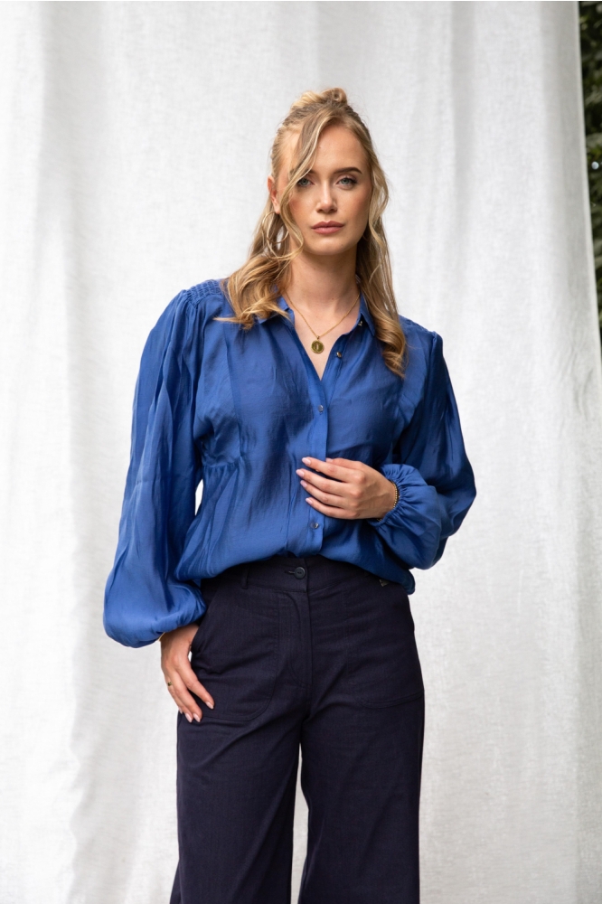 I-coni-K blauwe dames blouse | Model vooraanzicht