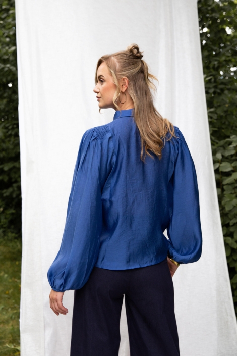 I-coni-K blauwe dames blouse | Model achteraanzicht