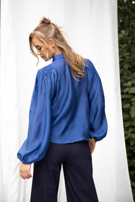 I-coni-K blauwe dames blouse | Model achteraanzicht
