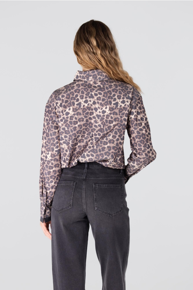 Juffrouw Jansen multi color dames blouse | Model achteraanzicht