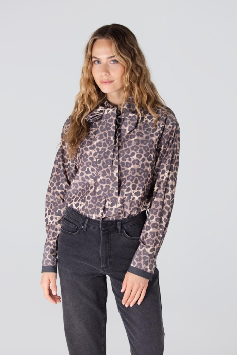 Juffrouw Jansen multi color dames blouse | Model vooraanzicht