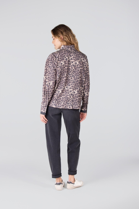 Juffrouw Jansen multi color dames blouse | Model achteraanzicht