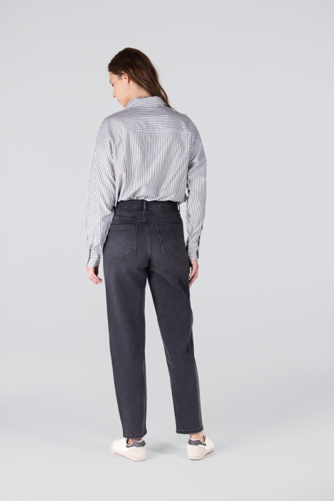 Juffrouw Jansen grijze dames blouse | Model achteraanzicht