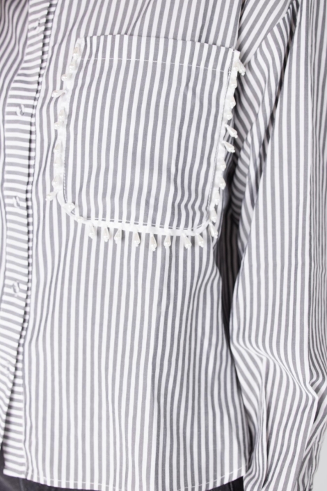 Juffrouw Jansen grijze dames blouse | Close up