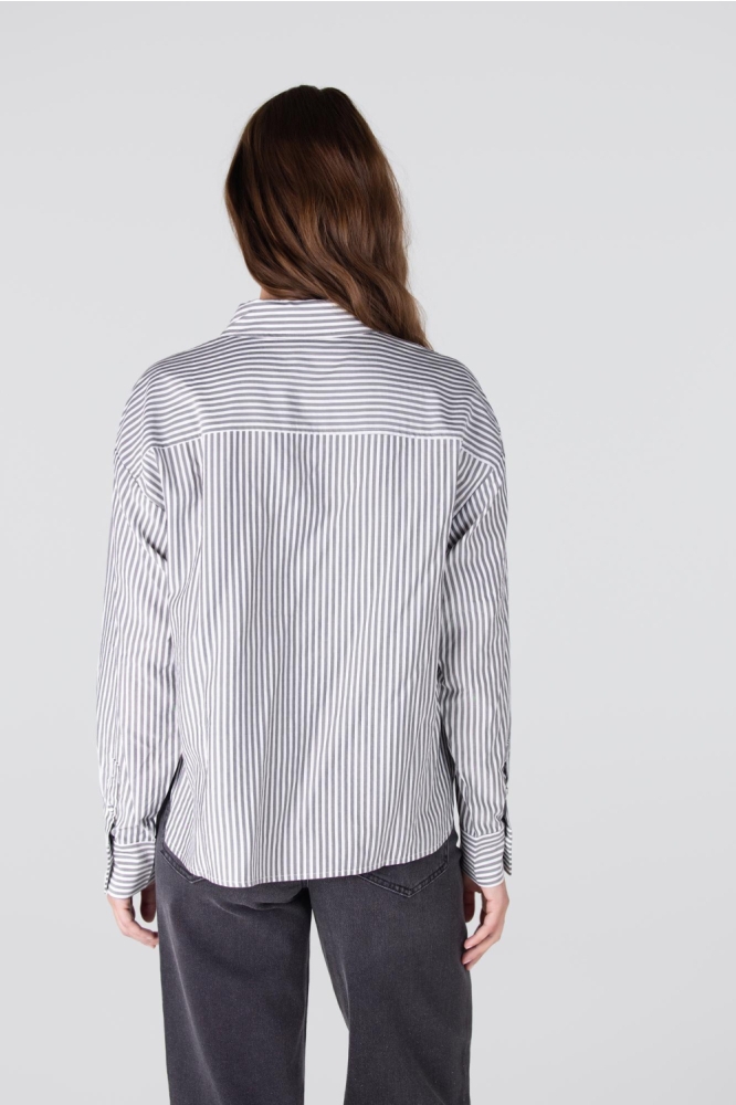 Juffrouw Jansen grijze dames blouse | Model achteraanzicht