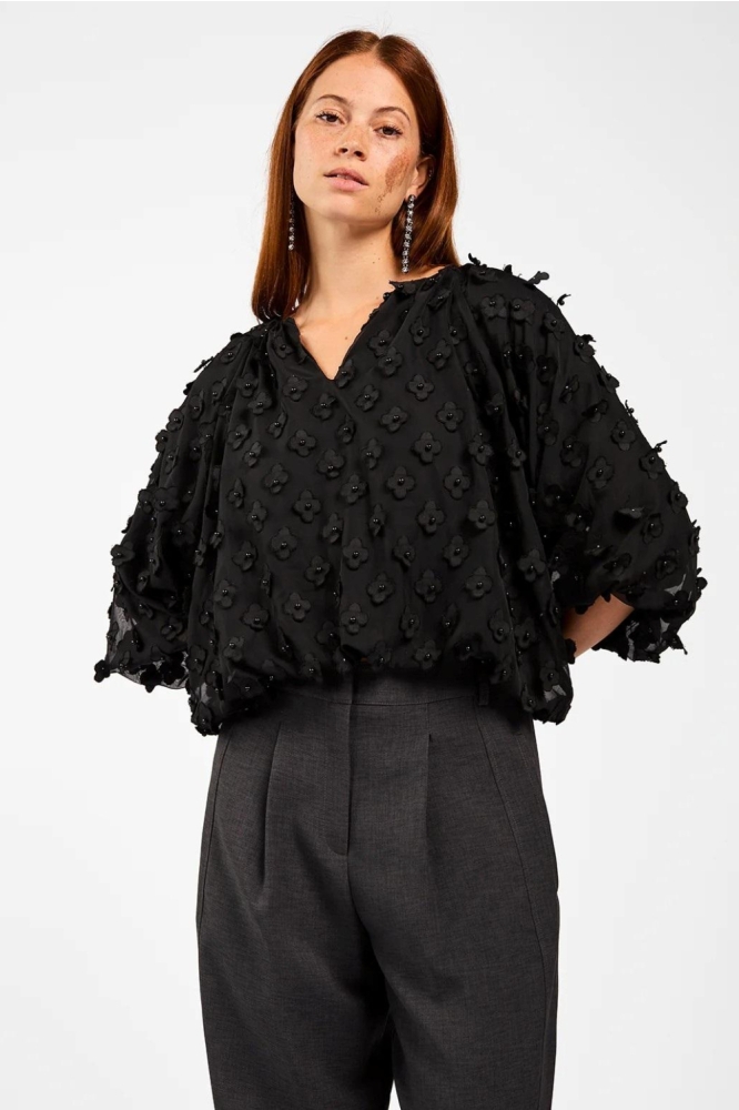 Aaiko zwarte dames blouse | Model vooraanzicht