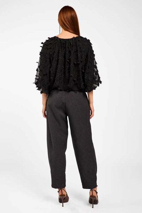 Aaiko zwarte dames blouse | Model achteraanzicht