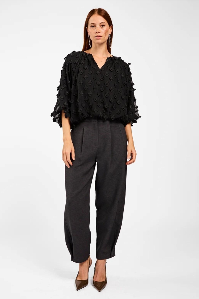 Aaiko zwarte dames blouse | Model