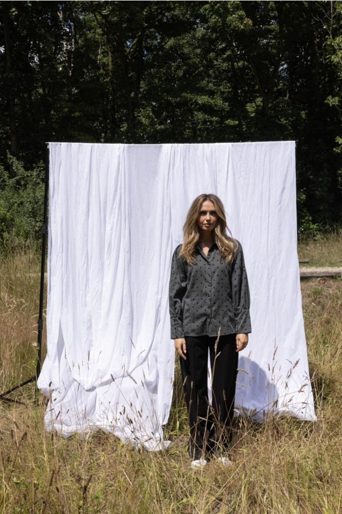 Kimara grijze dames blouse | Model