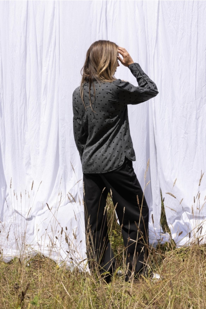 Kimara grijze dames blouse | Model achteraanzicht