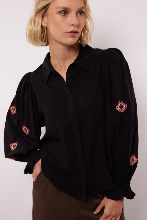 Fluresk zwarte dames blouse | Model vooraanzicht