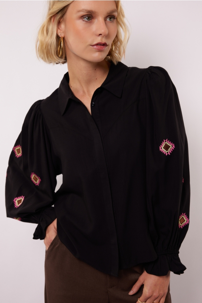 Fluresk zwarte dames blouse | Model vooraanzicht