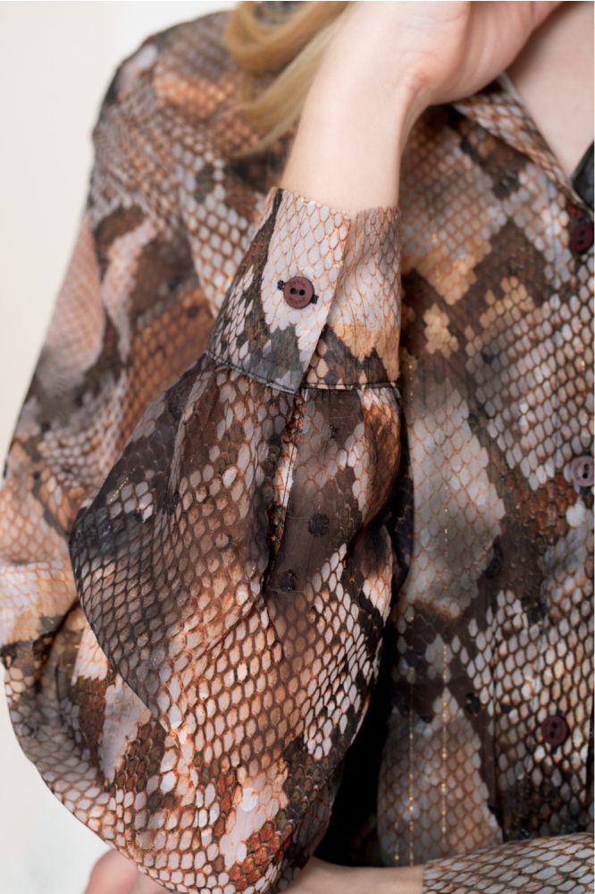 Geisha grijze dames blouse | Close up