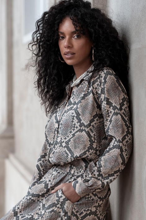 Geisha zwarte dames blouse | Sfeerbeeld, In situatie