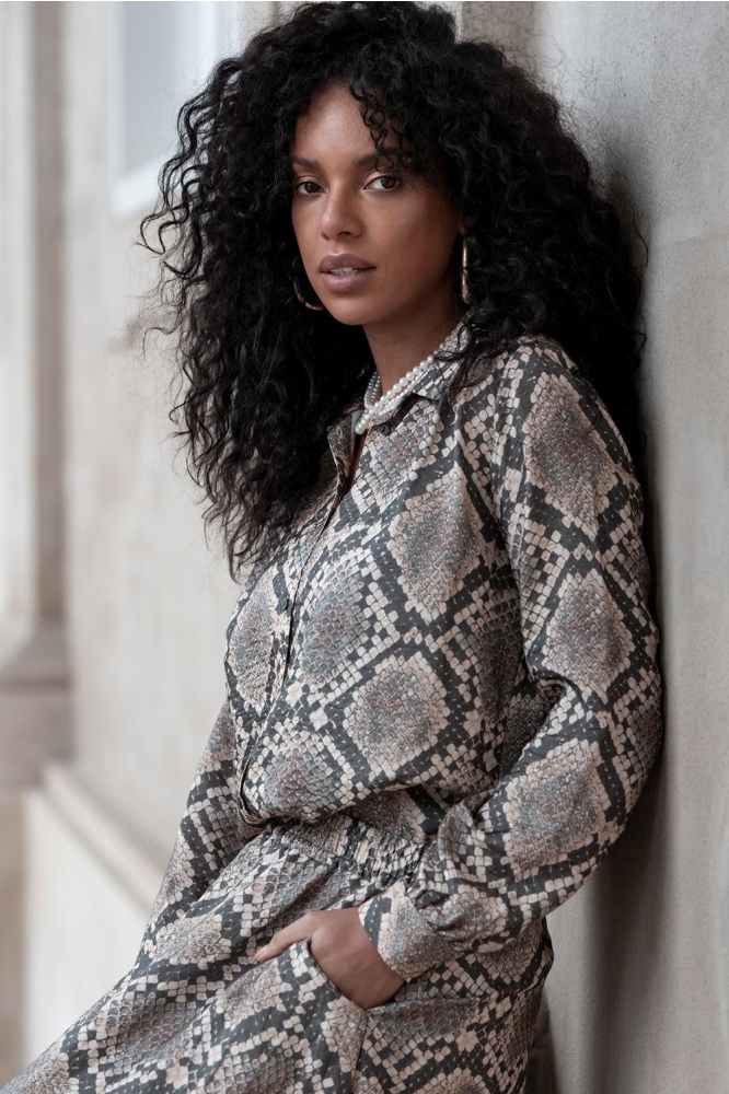 Geisha zwarte dames blouse | Sfeerbeeld, In situatie