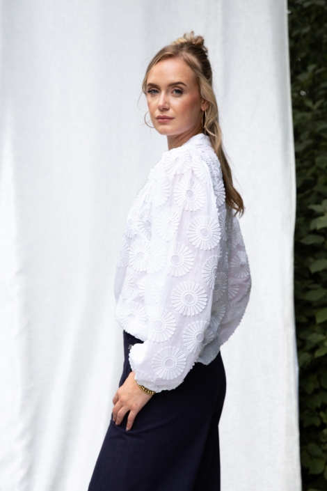 I-coni-K witte dames blouse | Model zijaanzicht