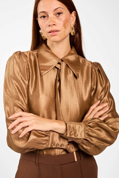 Aaiko camel dames blouse | Model vooraanzicht