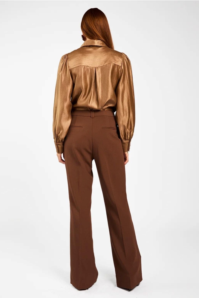 Aaiko camel dames blouse | Model achteraanzicht