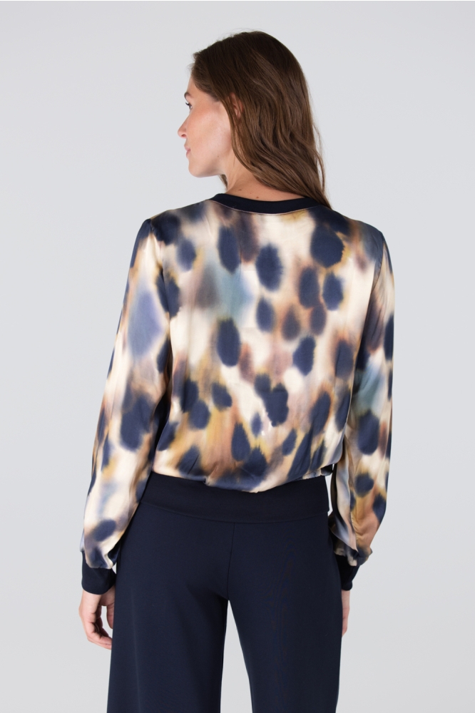 Juffrouw Jansen multi color dames t-shirt | Model achteraanzicht