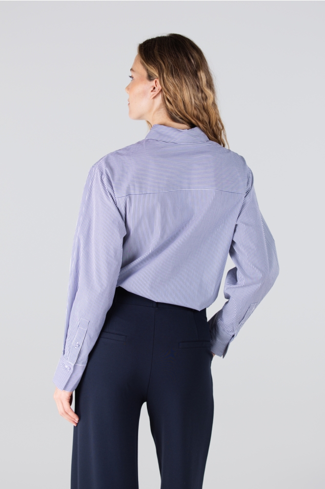 Juffrouw Jansen blauwe dames blouse | Model achteraanzicht