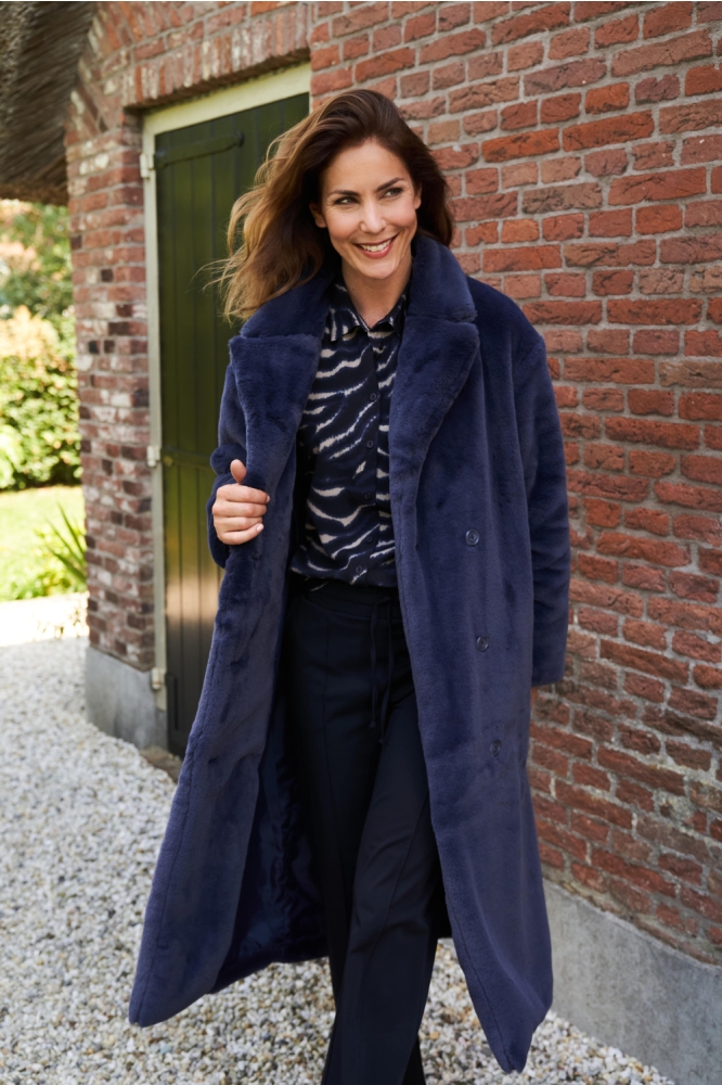 NED blauwe dames blouse | Sfeerbeeld, In situatie