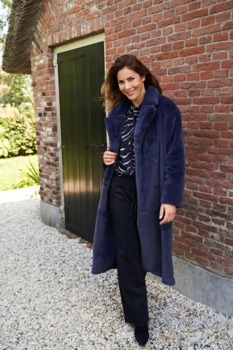 NED blauwe dames blouse | Sfeerbeeld, In situatie