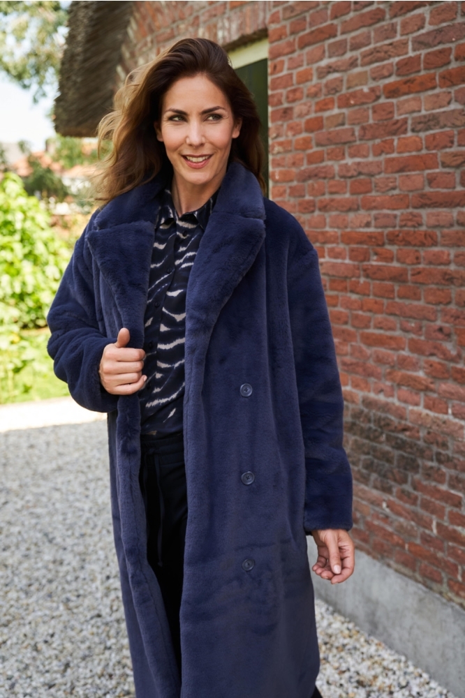 NED blauwe dames blouse | Sfeerbeeld, In situatie