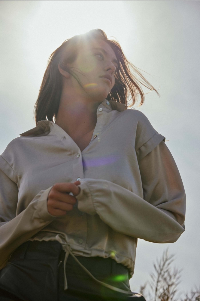 Zusss beige dames blouse | Sfeerbeeld, In situatie