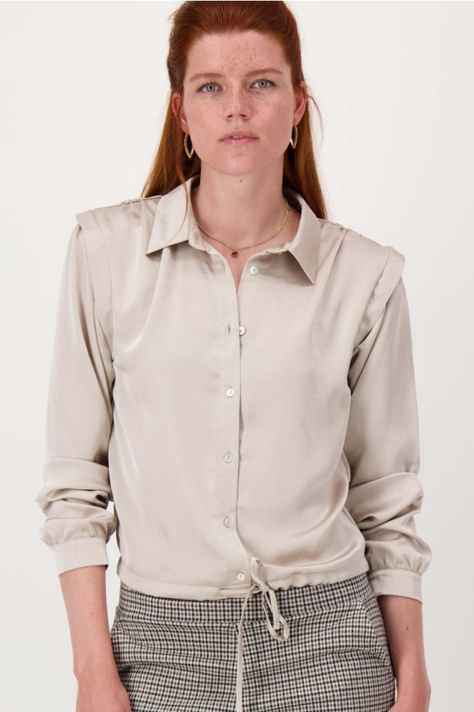 Zusss beige dames blouse | Model vooraanzicht