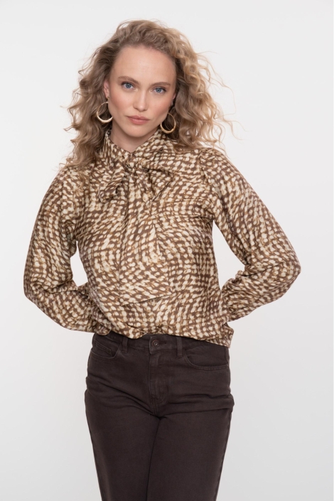 Geisha camel dames blouse | Model vooraanzicht