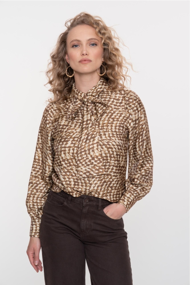 Geisha camel dames blouse | Model vooraanzicht