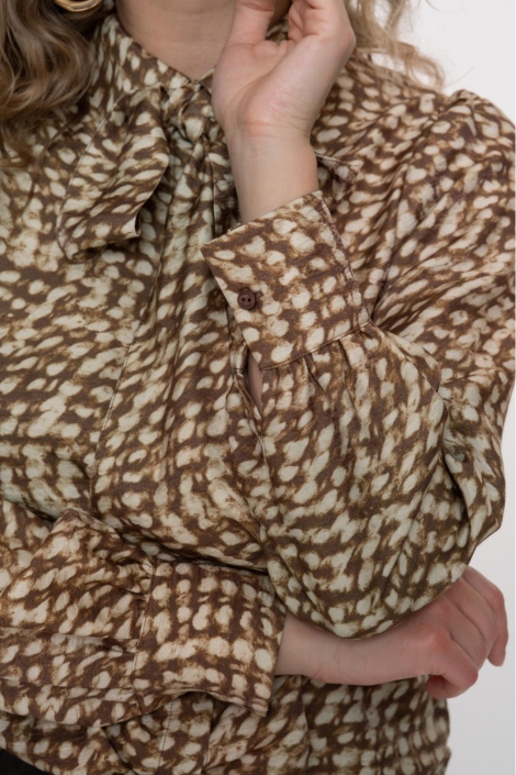 Geisha camel dames blouse | Kleurstaal