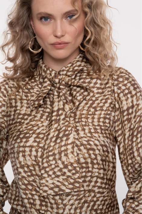 Geisha camel dames blouse | Close up
