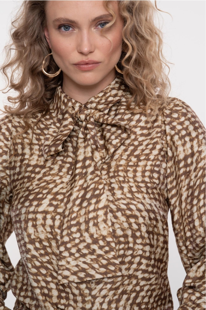 Geisha camel dames blouse | Close up