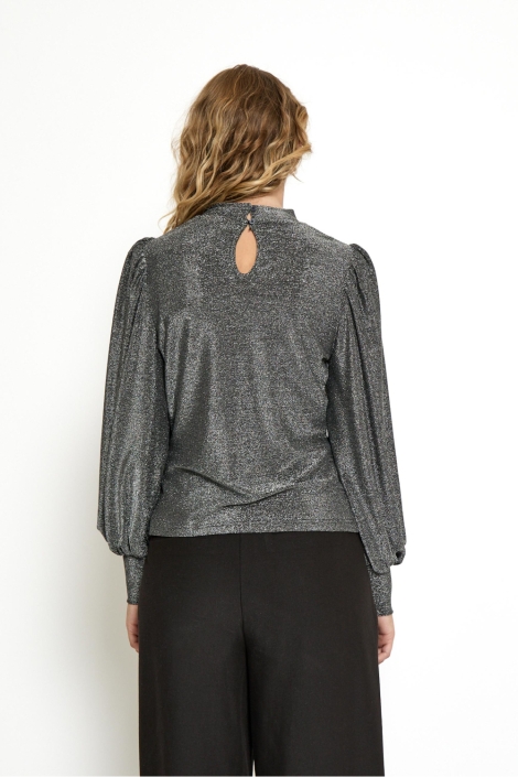 Peppercorn zilveren dames blouse | Model achteraanzicht
