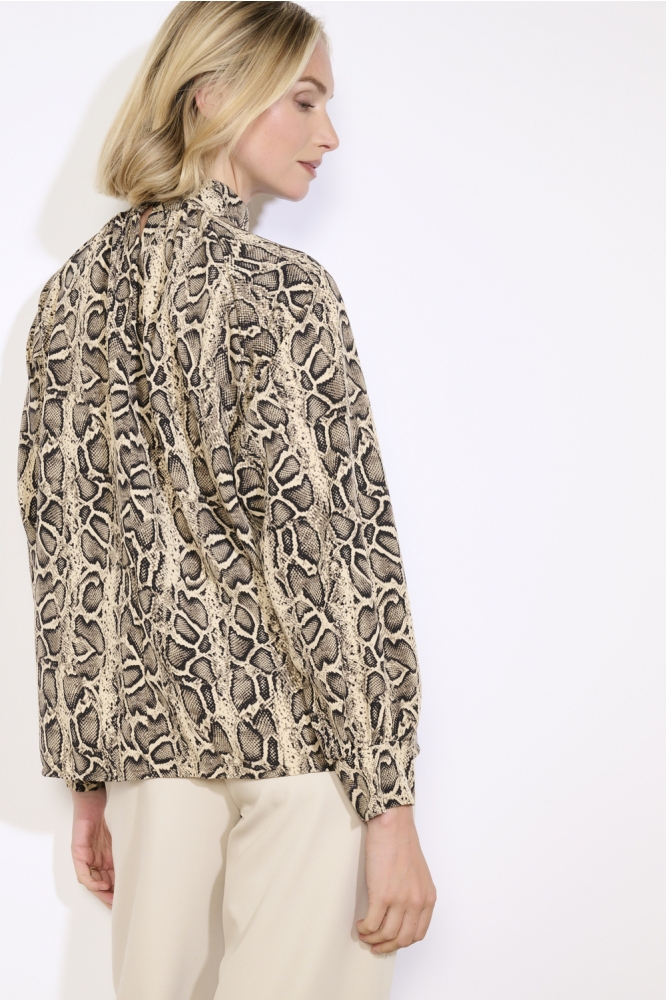 LolaLiza beige dames blouse | Model achteraanzicht