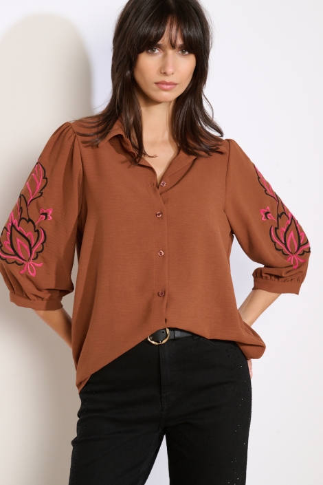 LolaLiza bruine dames blouse | Model vooraanzicht