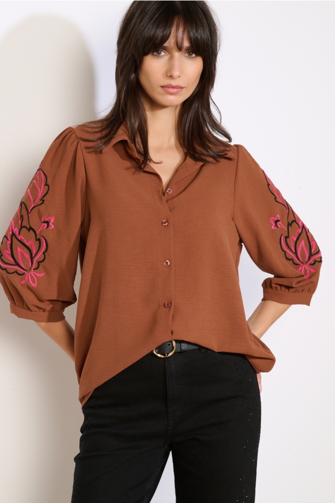 LolaLiza bruine dames blouse | Model vooraanzicht