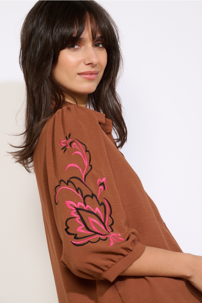 LolaLiza bruine dames blouse | Close up