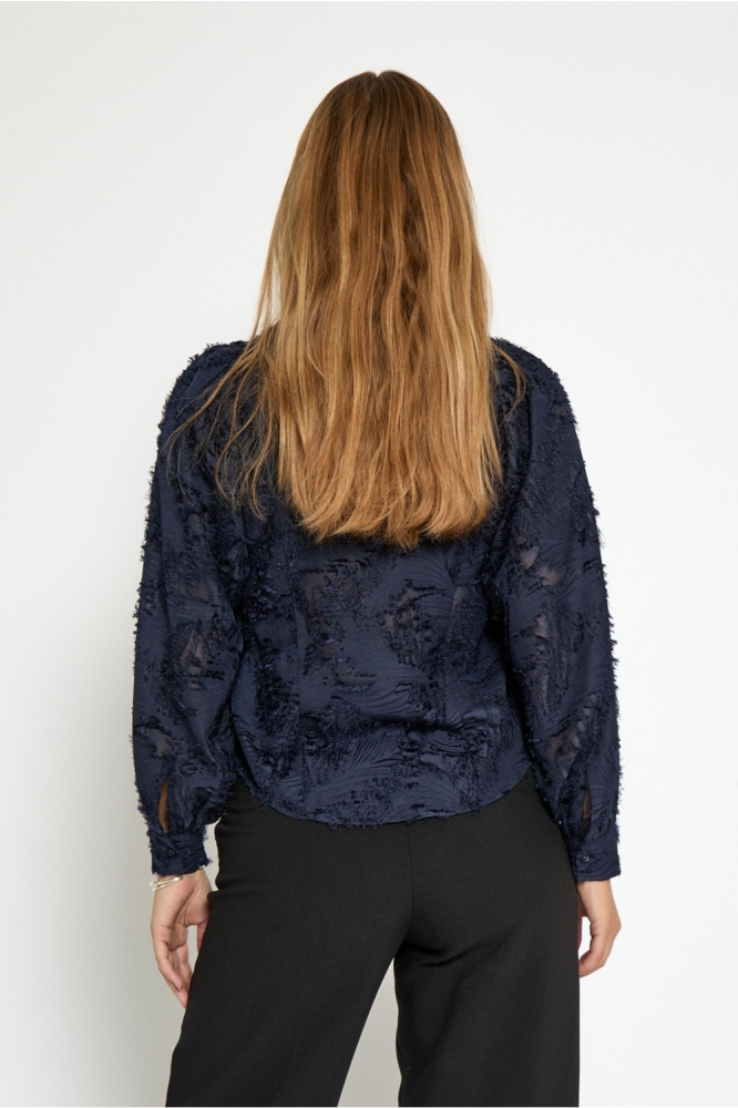 Minus blauwe dames blouse | Model achteraanzicht