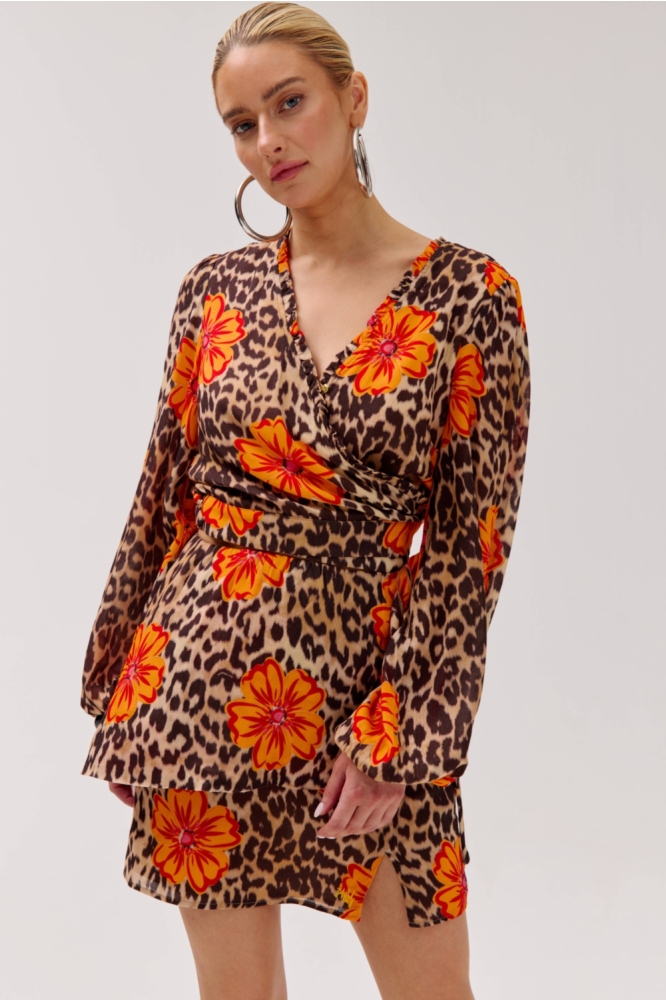 Harper & Yve camel dames blouse | Model vooraanzicht