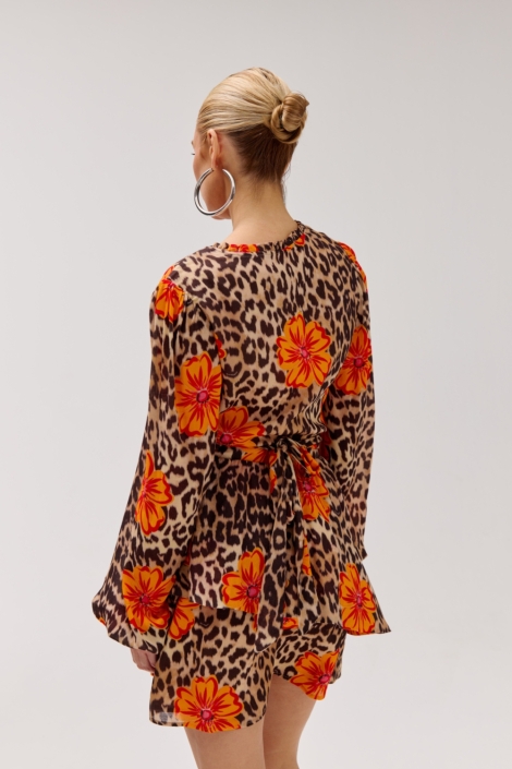 Harper & Yve camel dames blouse | Model achteraanzicht