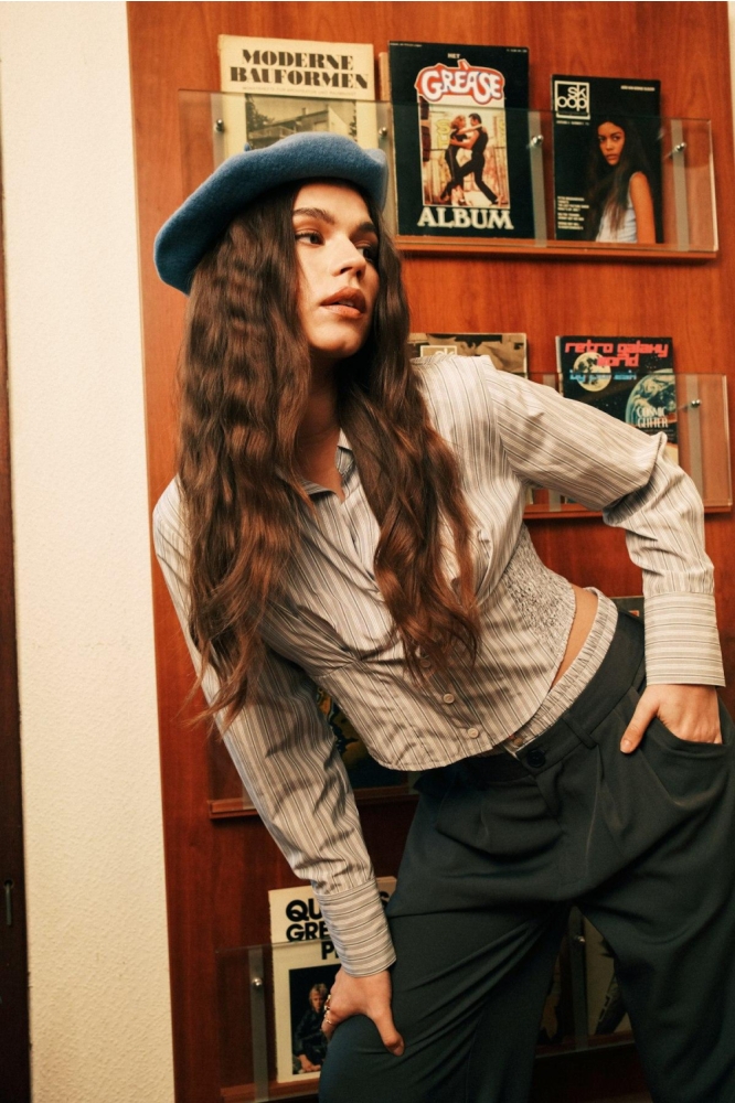 Fluresk taupe dames blouse | Sfeerbeeld, In situatie