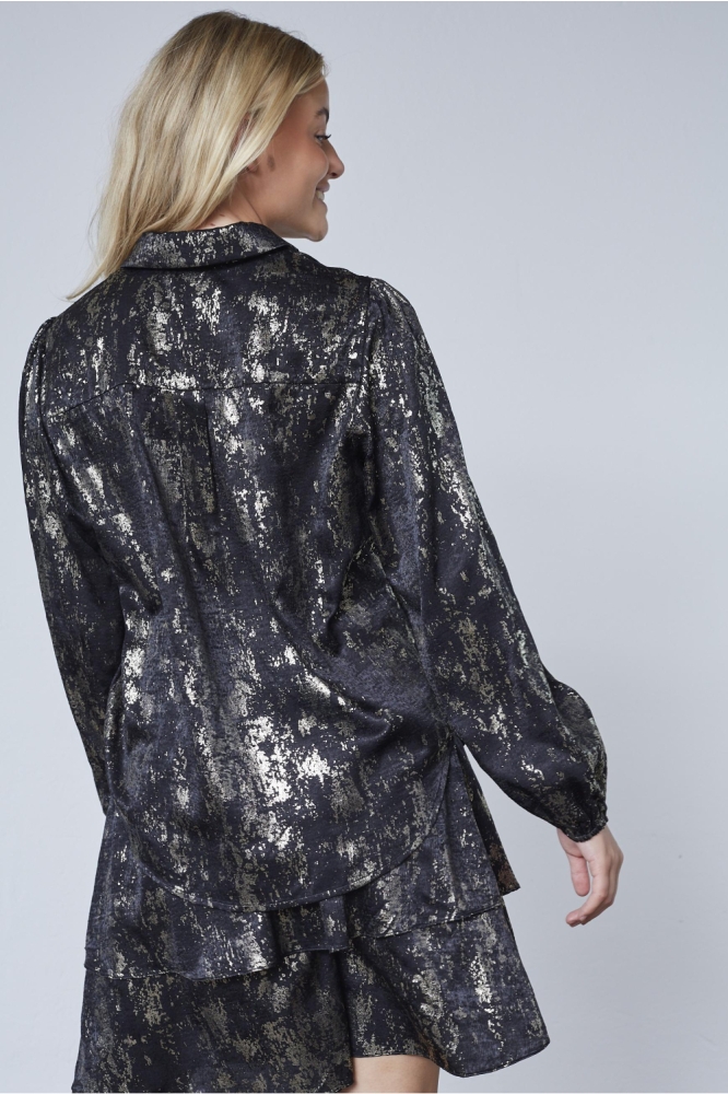 SisterS point zwarte dames blouse | Model achteraanzicht