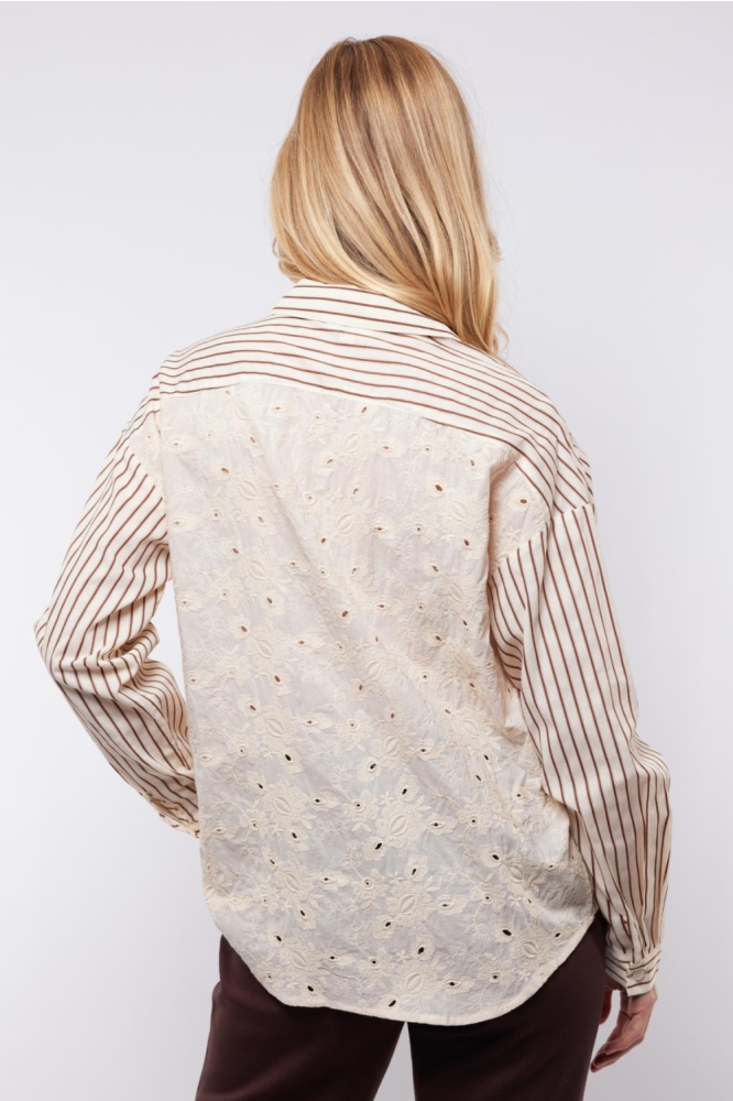 C&S The Label beige dames blouse | Model achteraanzicht